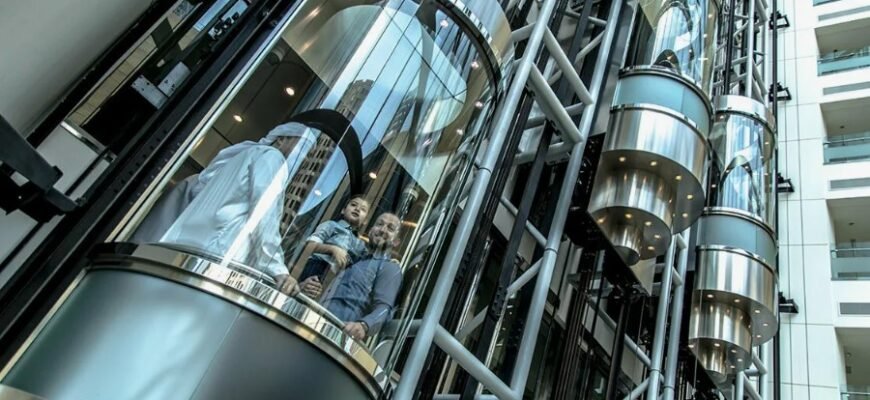 Розкриття поняття рівноприскореного руху: основні характеристики та приклади